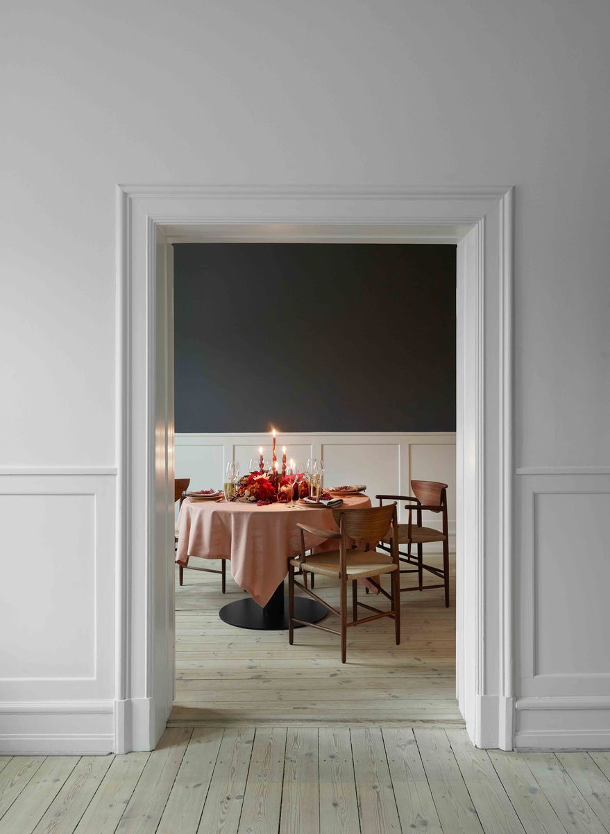 Boligfoto — rødt julebord i stue