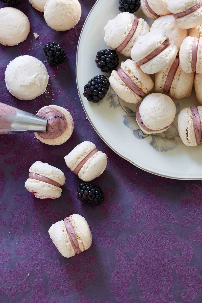 Madfoto — macarons med brombær
